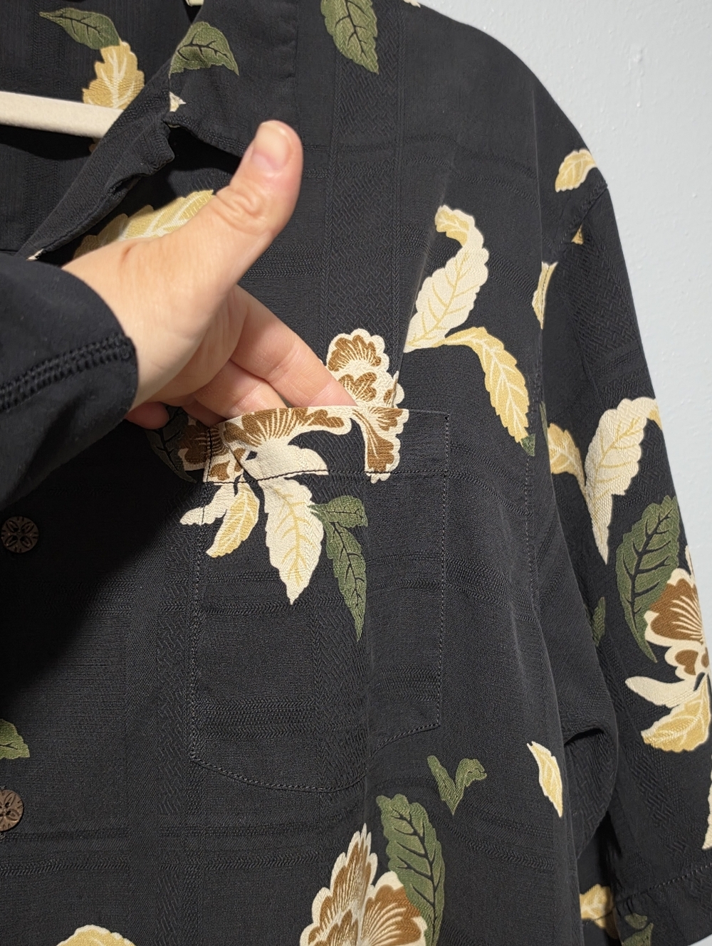 TOMMY BAHAMA Camp Shirt Mens Large Black Tan 100% Silk Hawaiian Resort Island - Picture 4 of 7